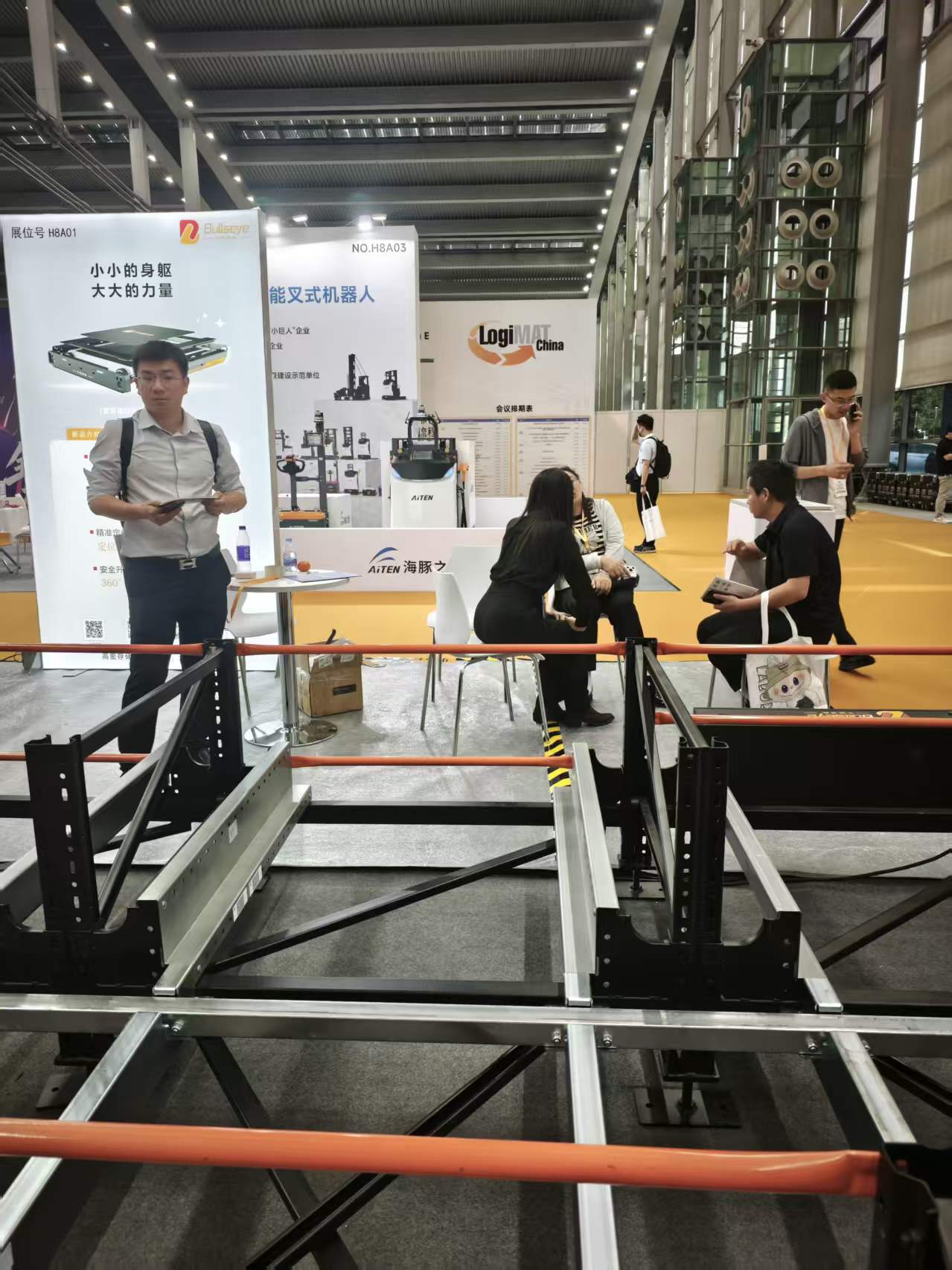 logiMAT China 2026 首日现场直，牛眼智能携全新四向车解决方案亮相